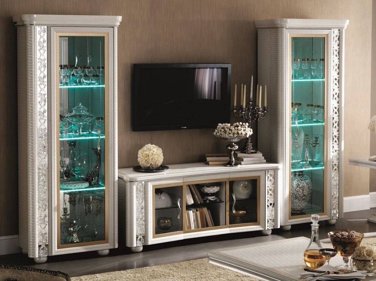 Витрины в гостиных современных