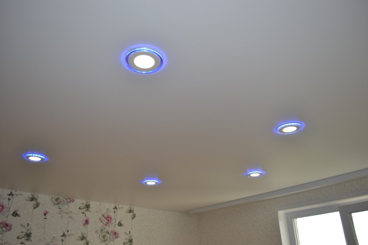 Потолок с точечными светильниками