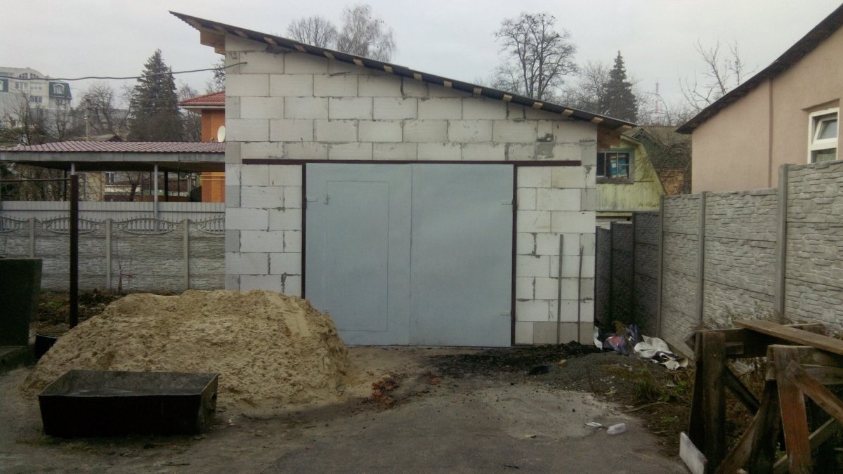 Большой гараж из пеноблоков