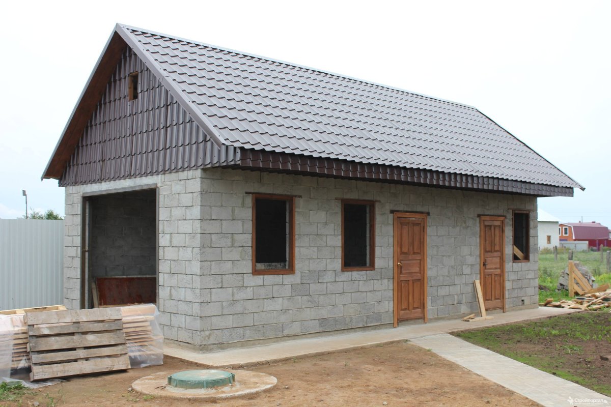 Сарай из шлакоблока с односкатной крышей