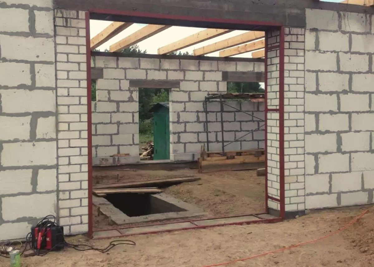 Ворота в гараже из пеноблоков