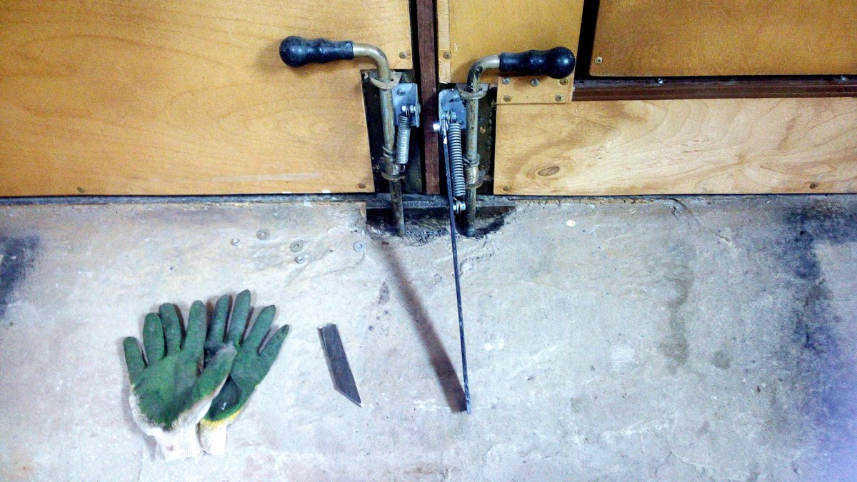 Стяжка для ворот гаража