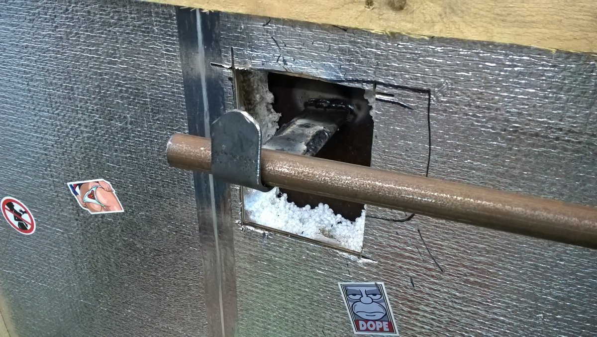 Запор на гаражные ворота