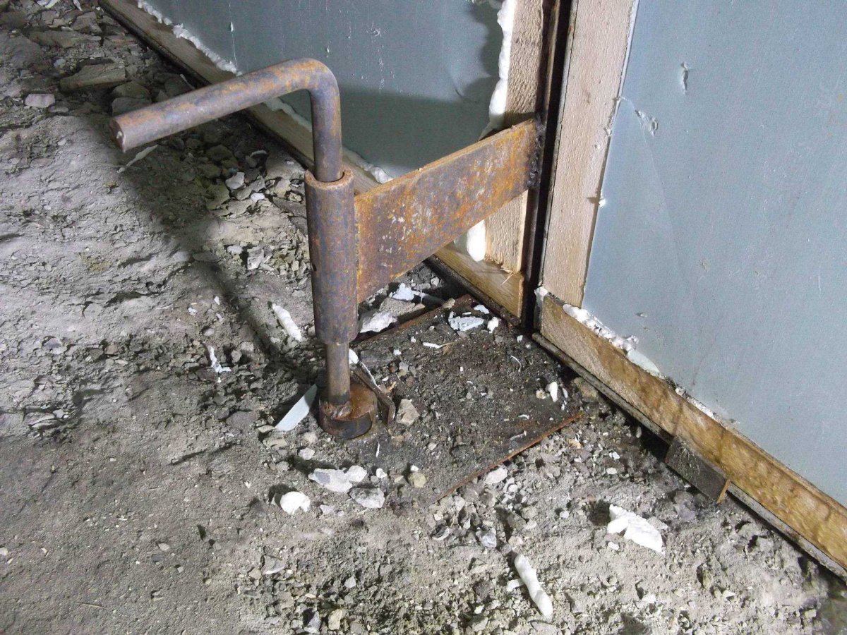 Запоры для гаражных ворот