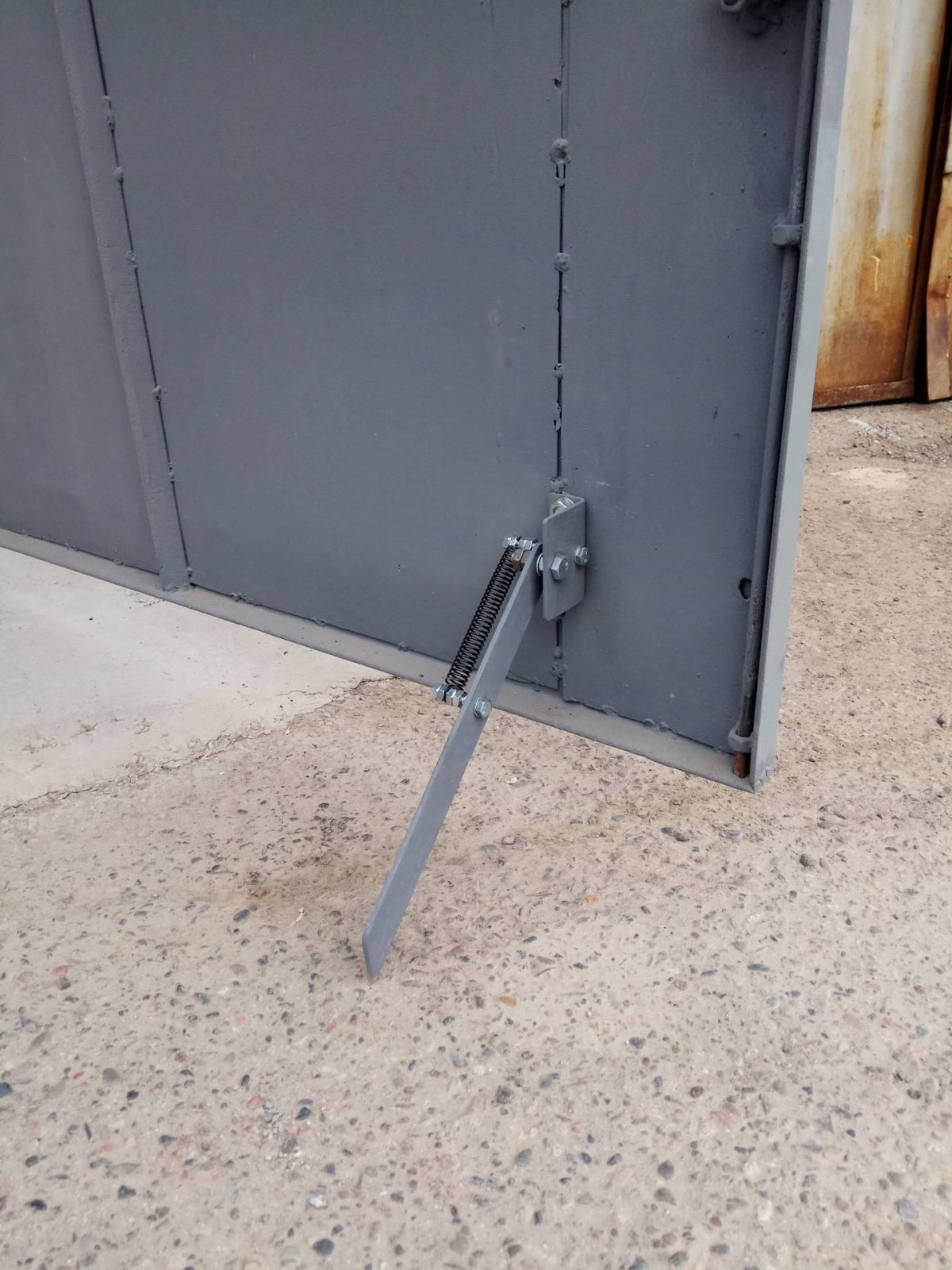 Стопор антиветер для распашных ворот