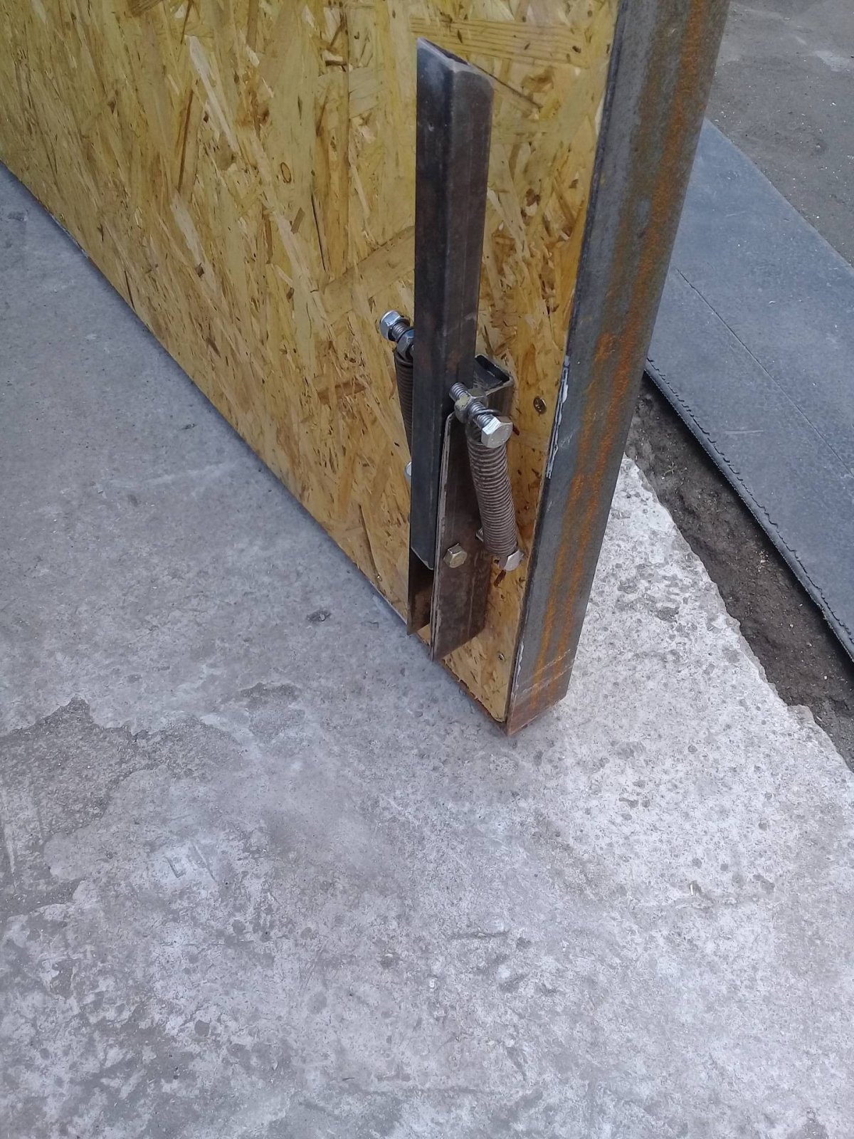 Фиксаторы упора снизу распашных ворот