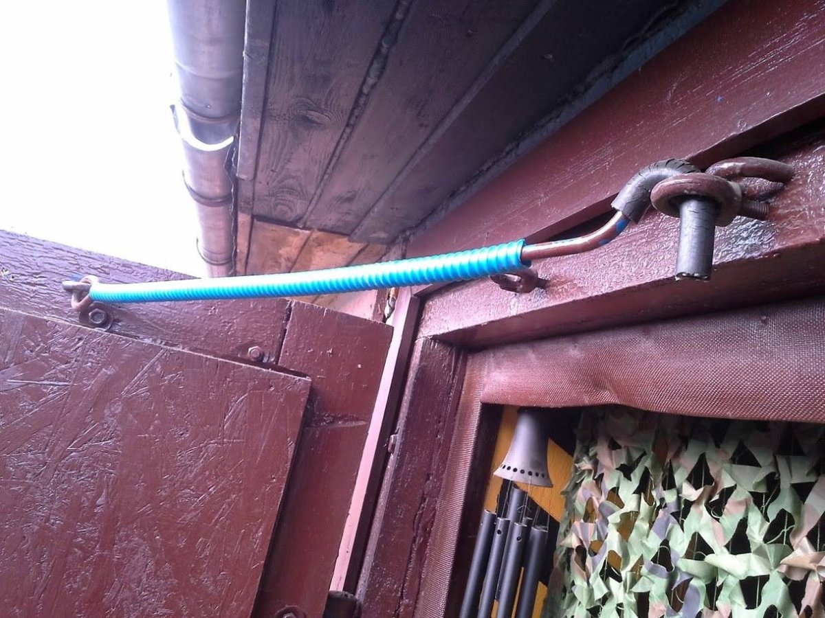 Фиксатор ворот гаража