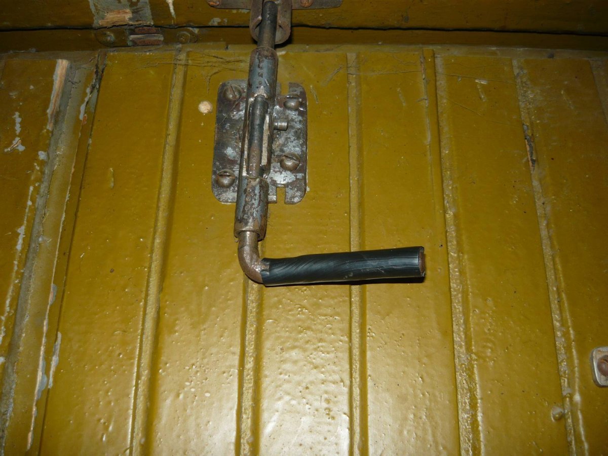 Задвижка сверху и снизу двери