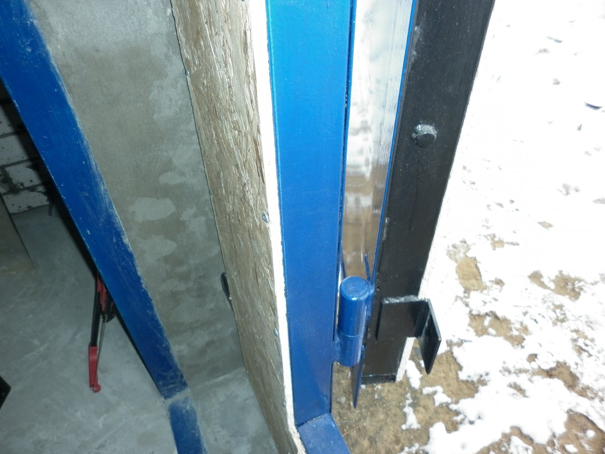 Защита петель гаражных ворот