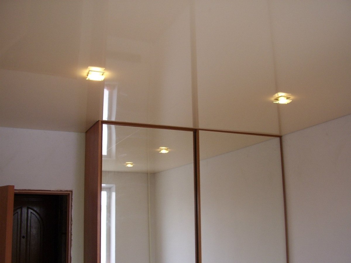 Шкаф в потолок и натяжной потолок