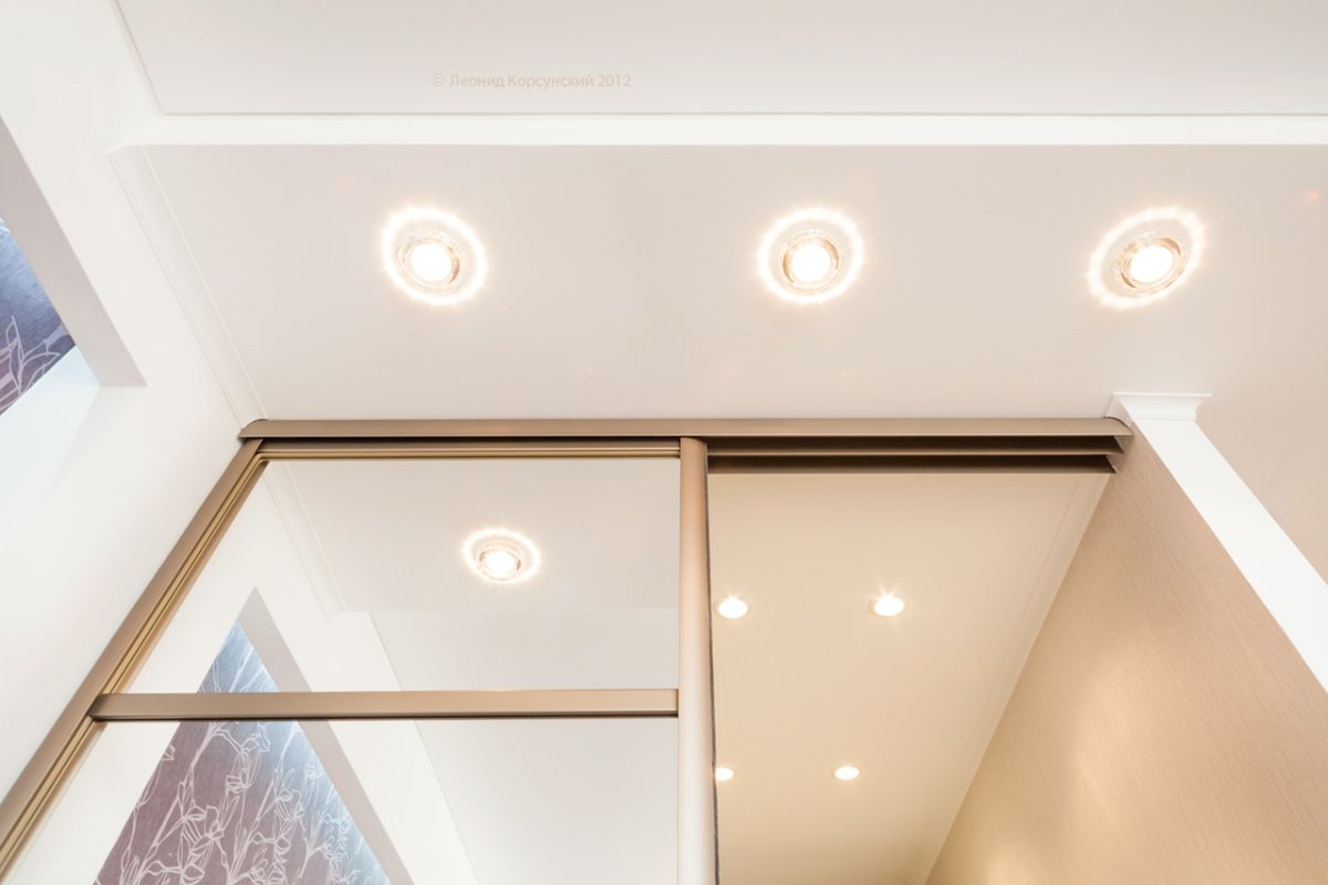 Натяжной потолок со встроенным шкафом