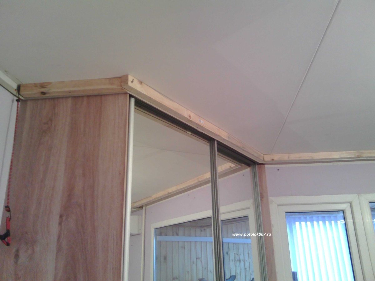 Шкаф купе и натяжной потолок