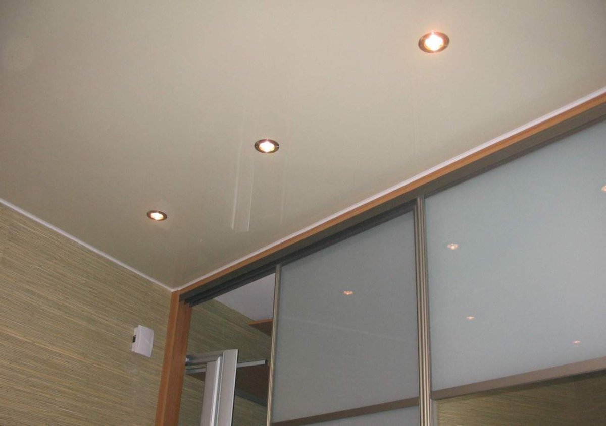 Шкаф купе и натяжной потолок