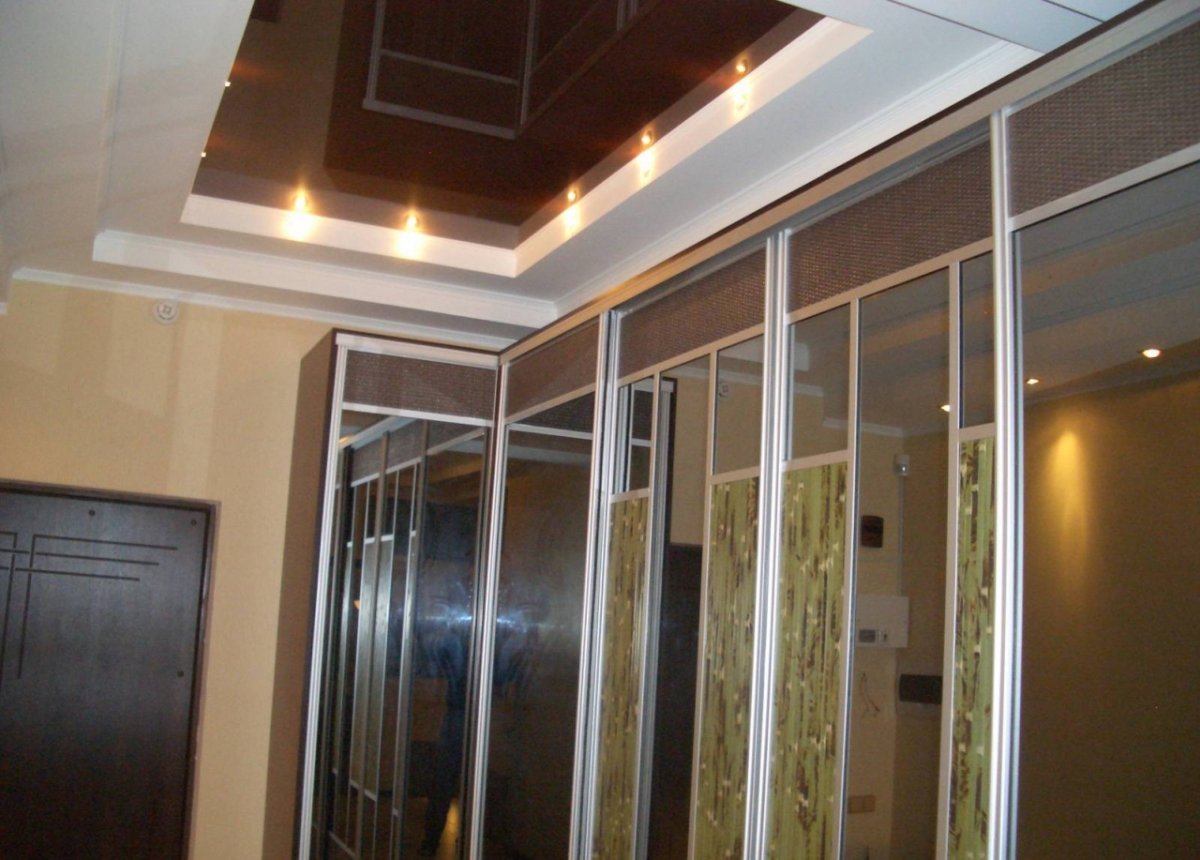 Натяжной потолок и встроенный шкаф купе