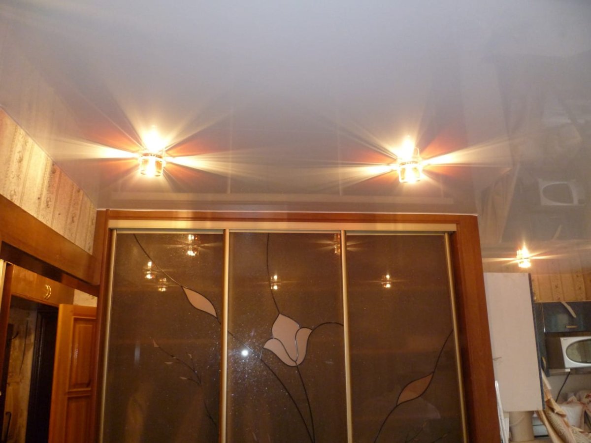 Натяжкой потолок и шкаф купе