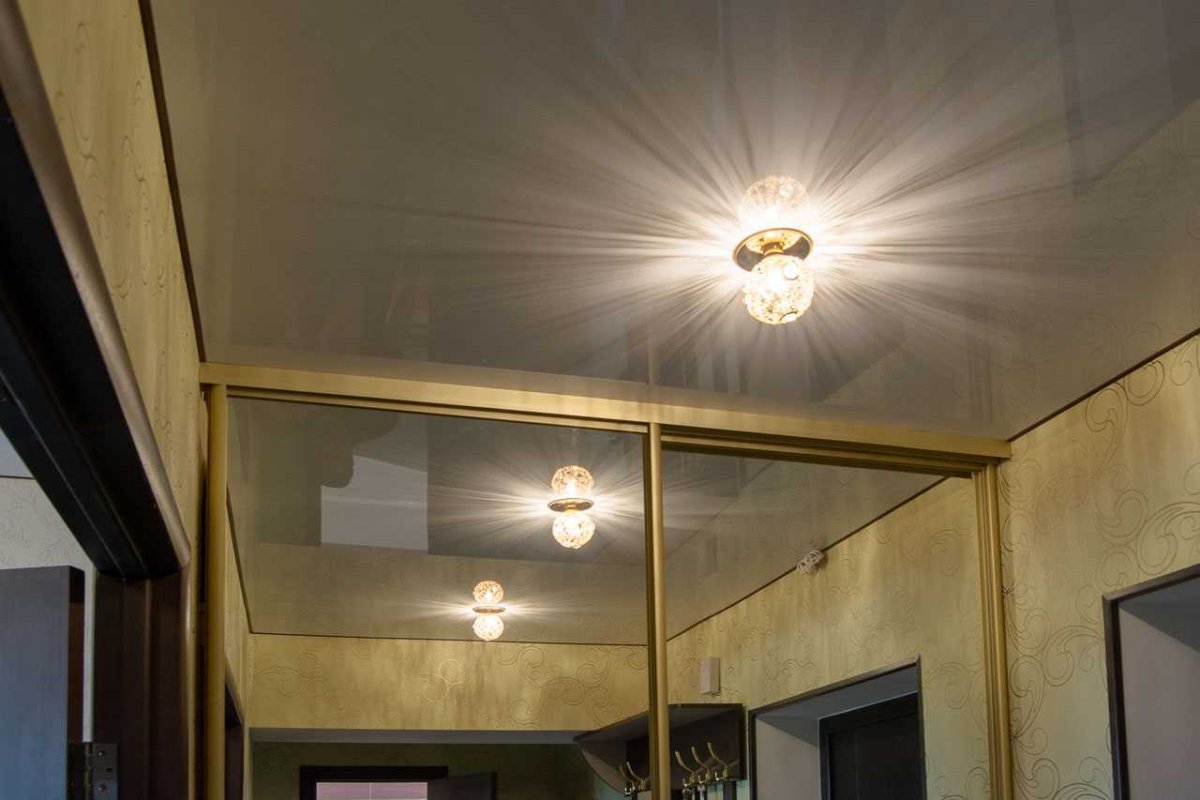 Встраиваемый шкаф и натяжной потолок