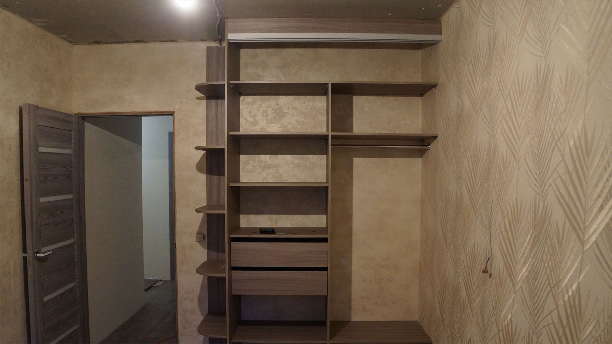 Шкаф из гипсокартона в прихожей