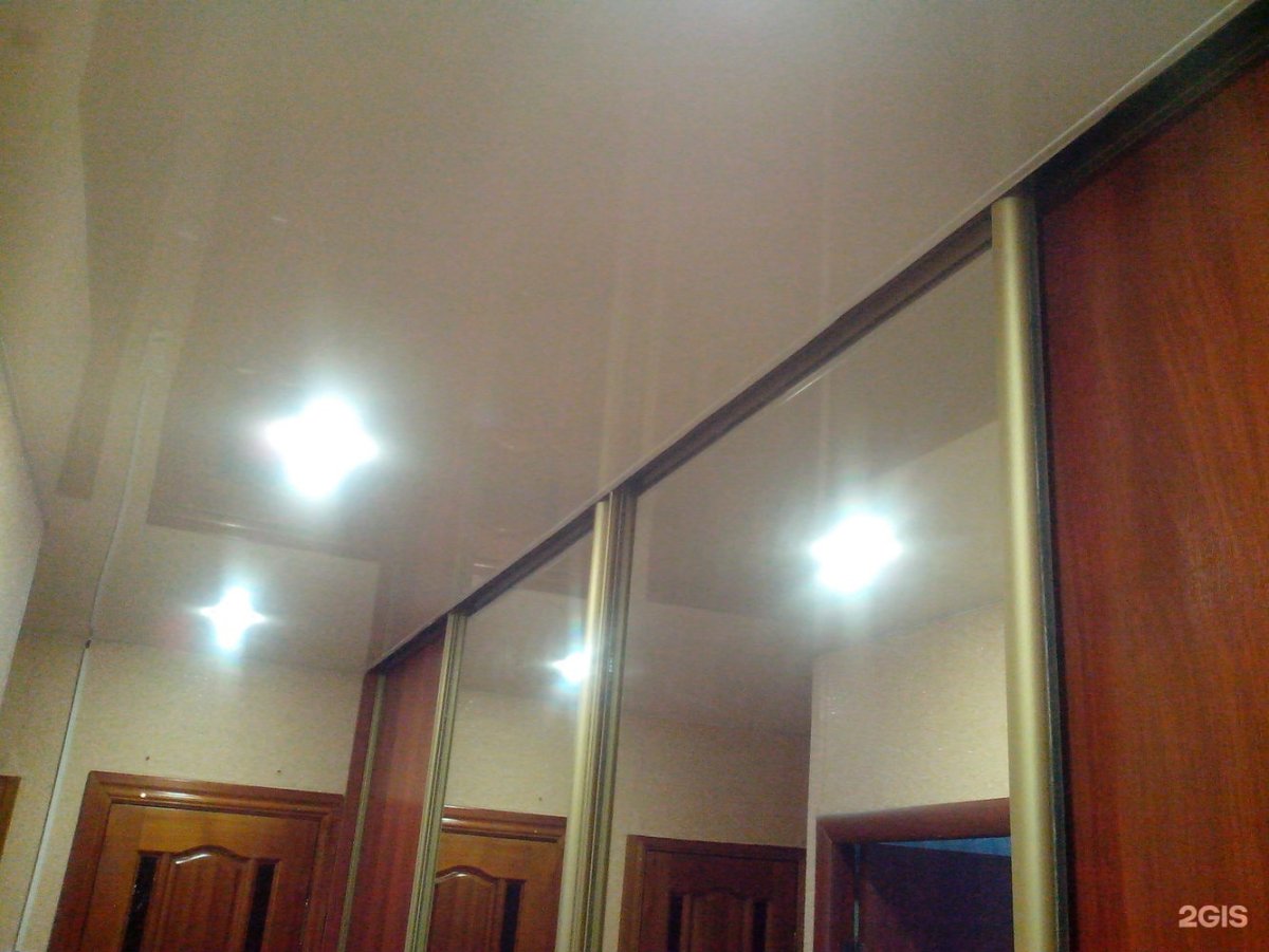 Натяжной потолок со встроенным шкафом