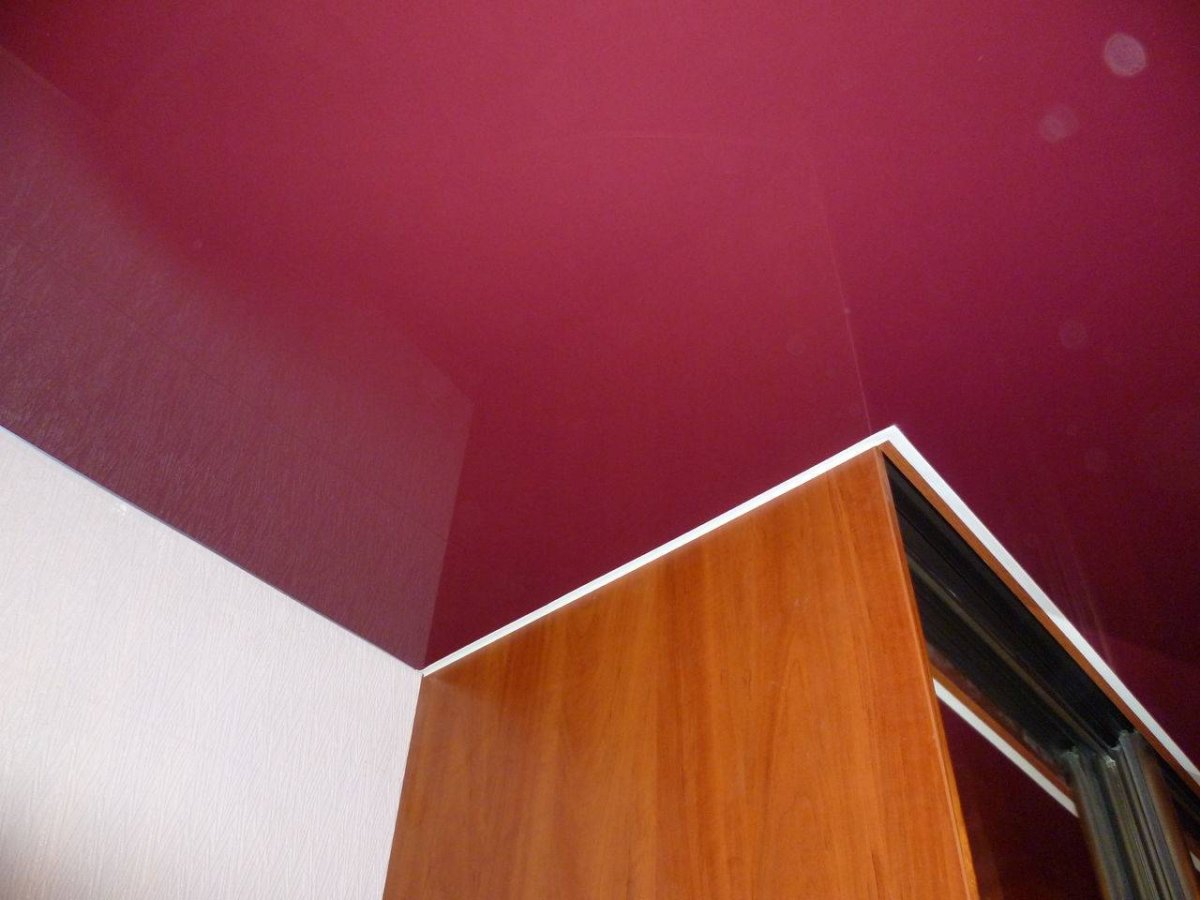 Шкаф купе и натяжной потолок