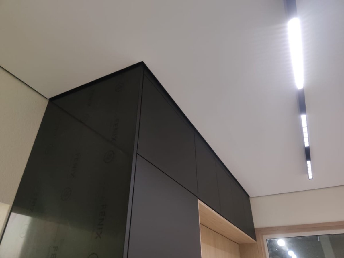 Теневое примыкание натяжного потолка к стене в интерьере