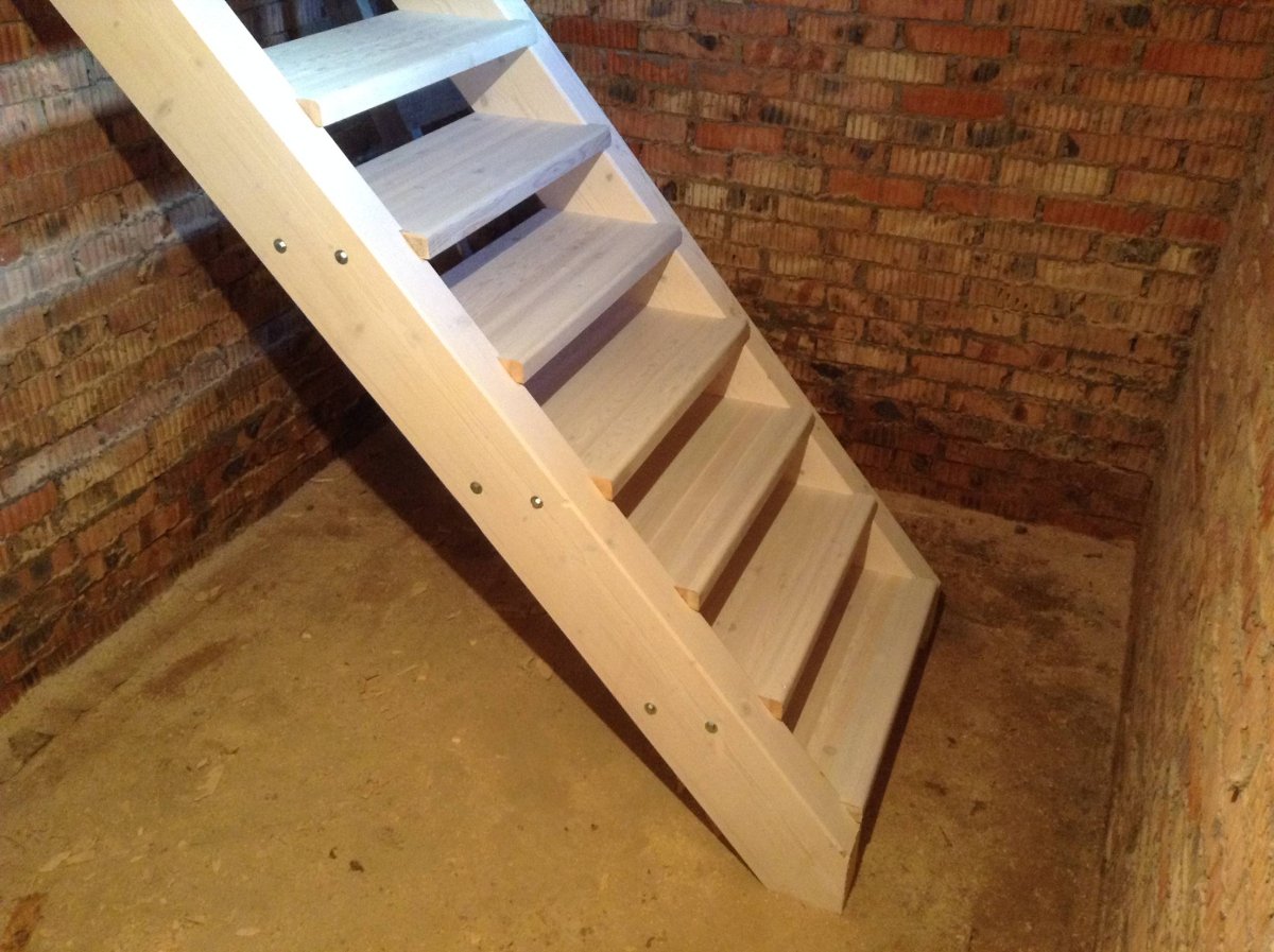 Деревянная лесенка в подвал