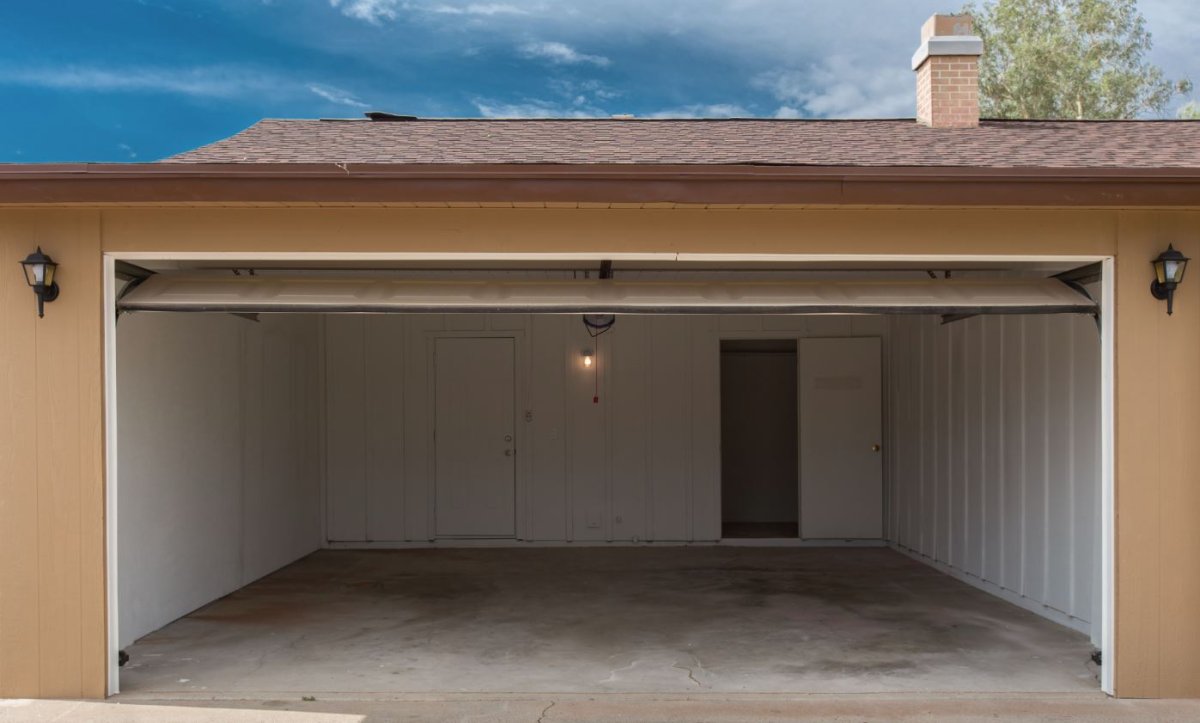 Машина в гараже