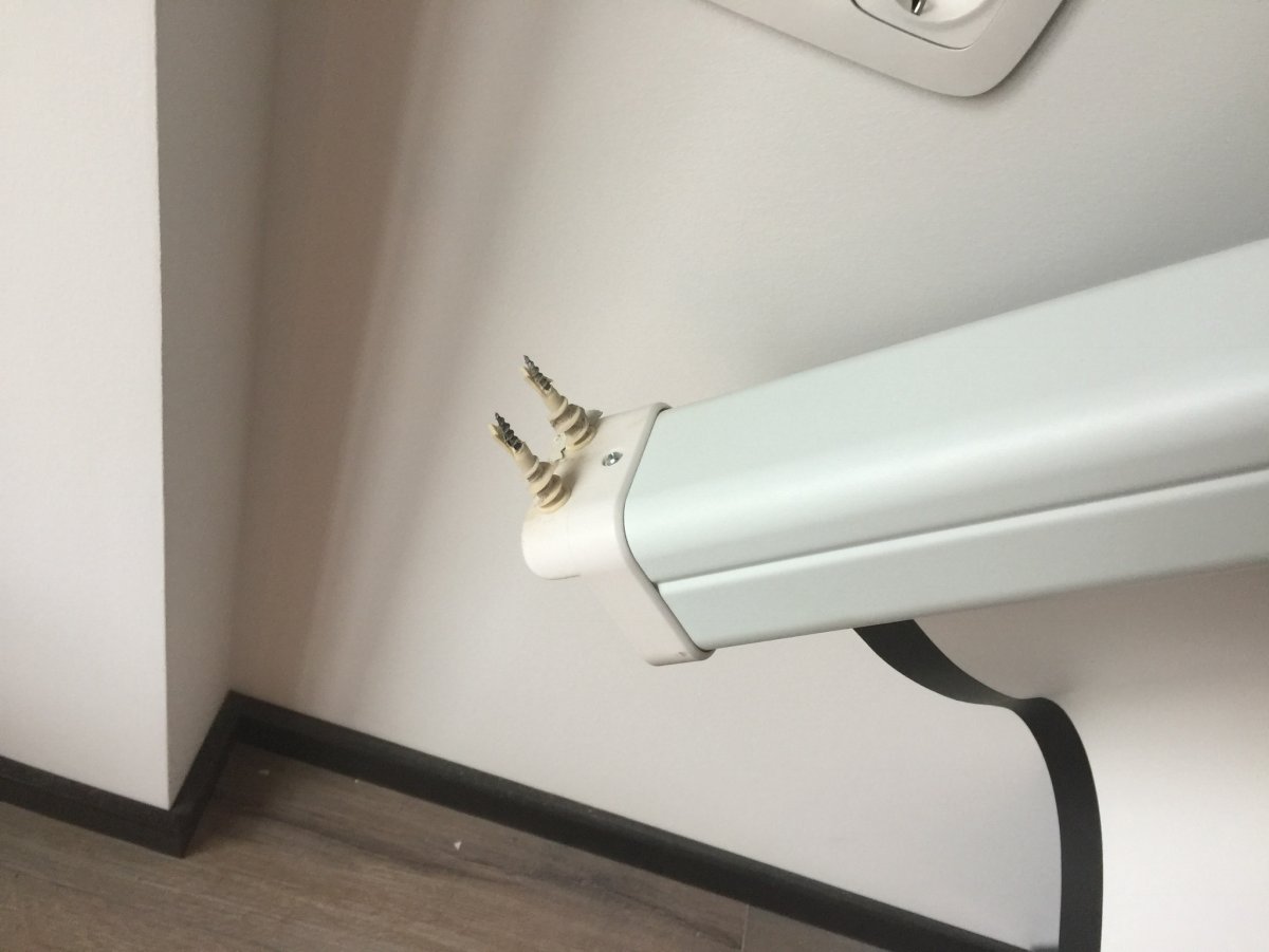 Крепление экрана для проектора к потолку