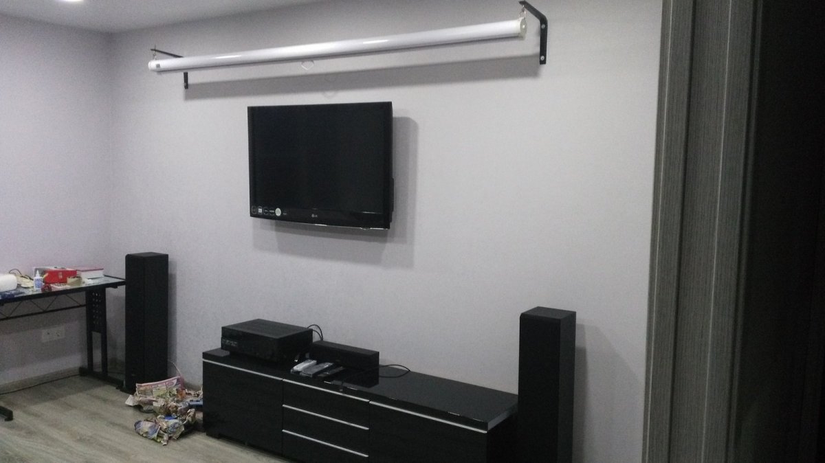 Гостиная с экраном для проектора