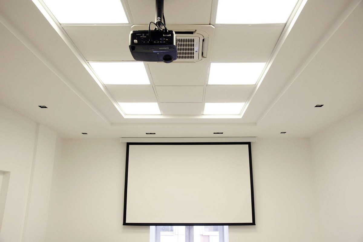 Экран с электроприводом Lumien 299x510 см