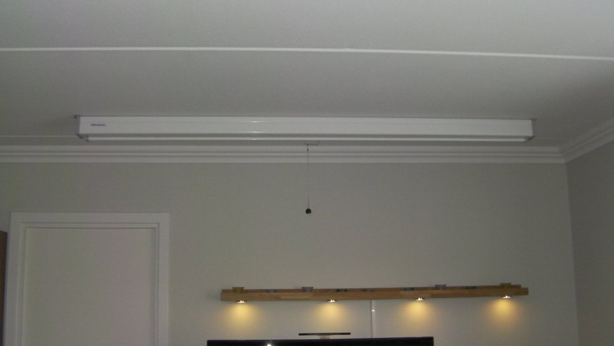 Экран для проектора потолочный изнутри