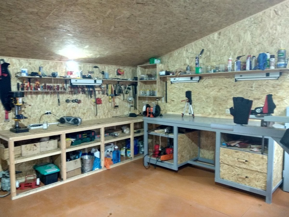 Мужской уголок в гараже