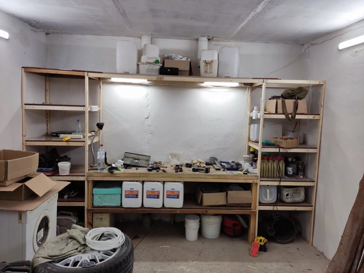 Освещение верстака в гараже прожектором