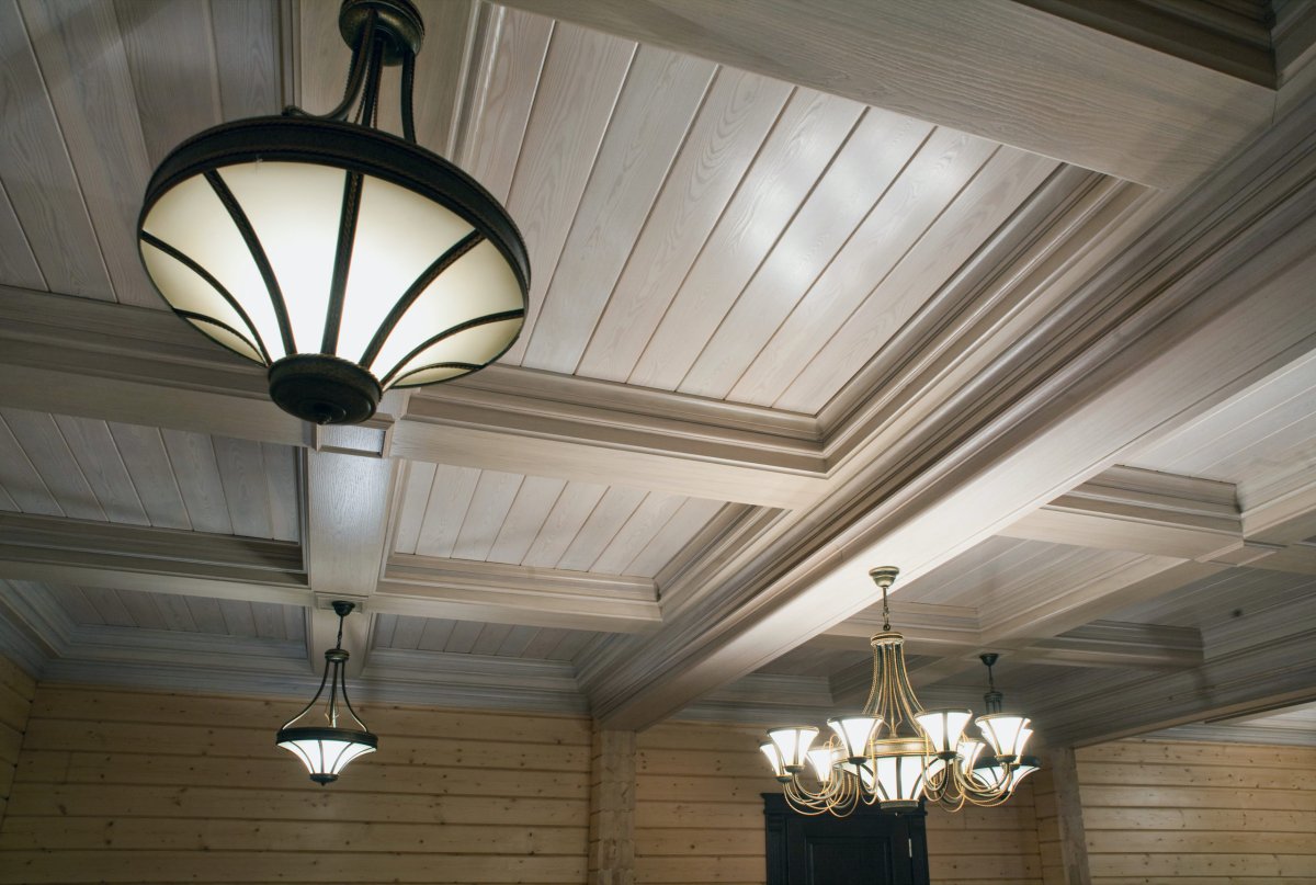 Потолок из деревянной вагонки