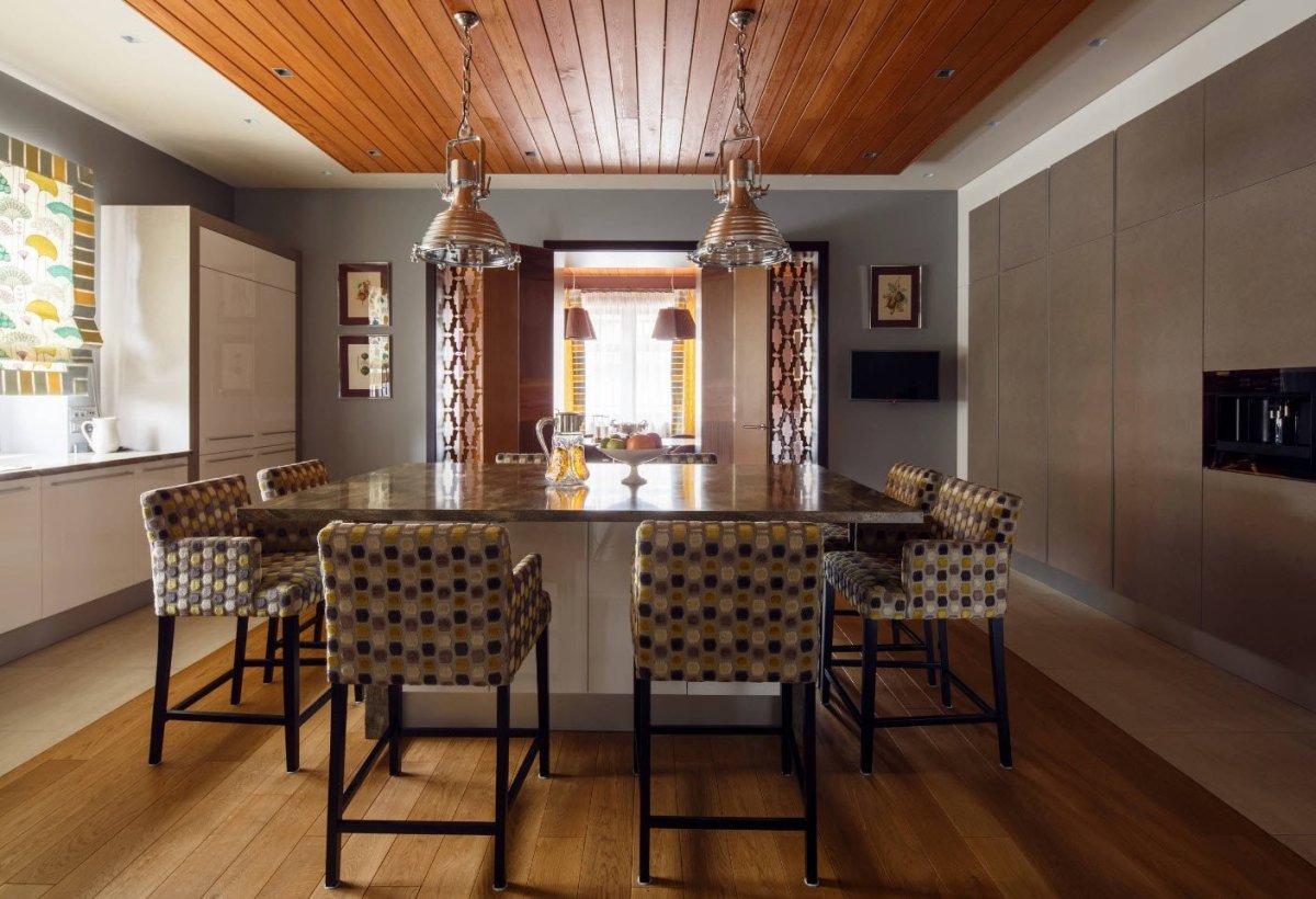 Кухня-гостиная обшитая вагонкой