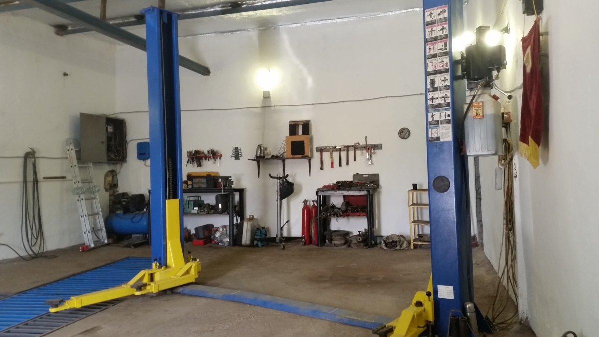 Гаражный бокс с подъёмником