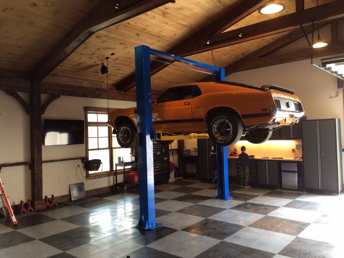 Машина в гараже