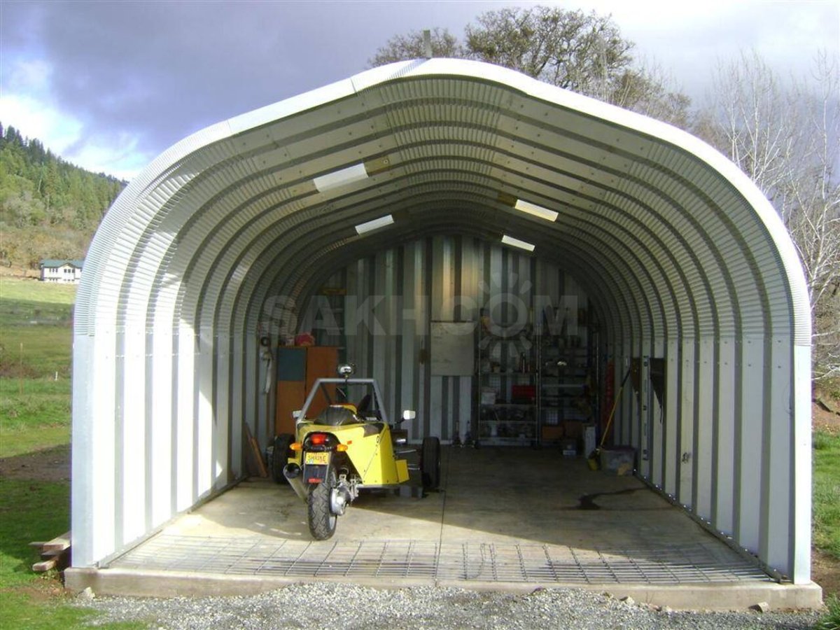 Небольшой ангар