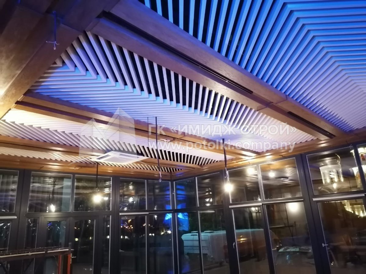 Кубообразный потолок в бассейне