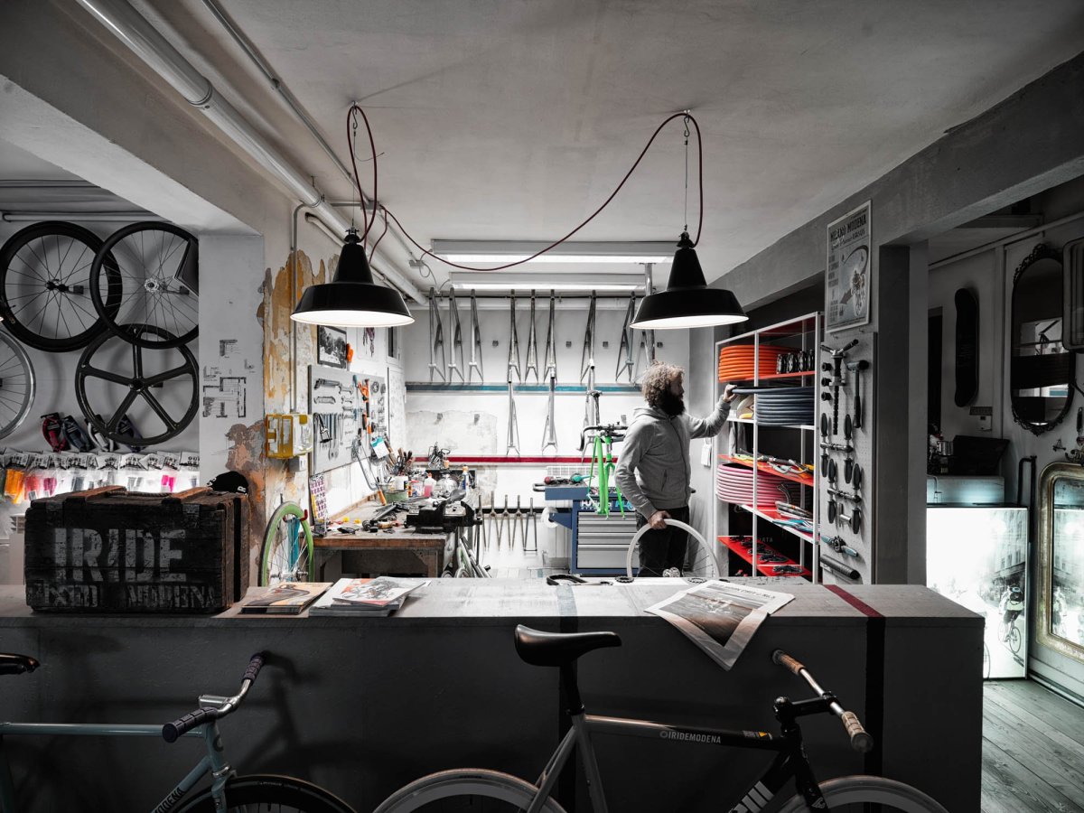 Темный интерьер мастерской