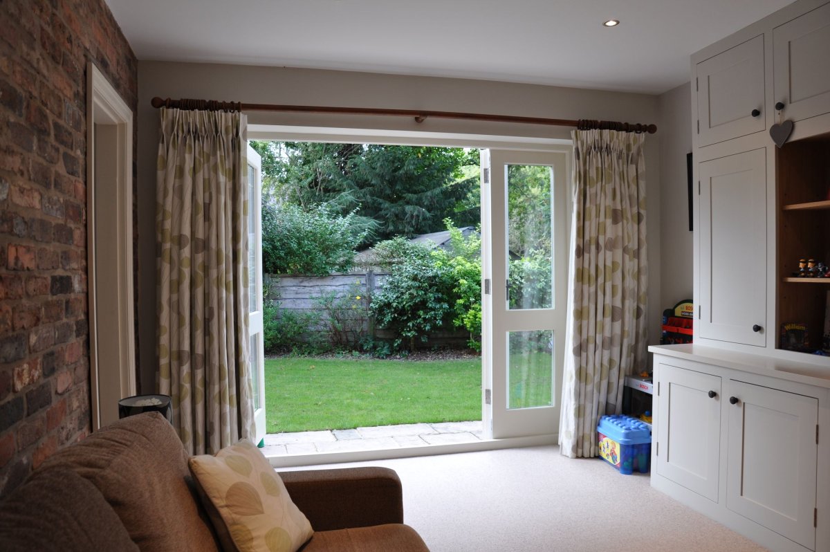 Окно из гостиной в гараж