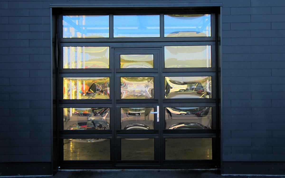 Секционные ворота Алютех с окнами