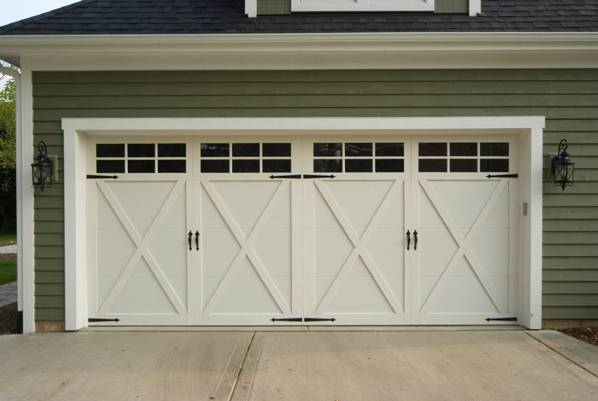 Деревянные ворота в гараж