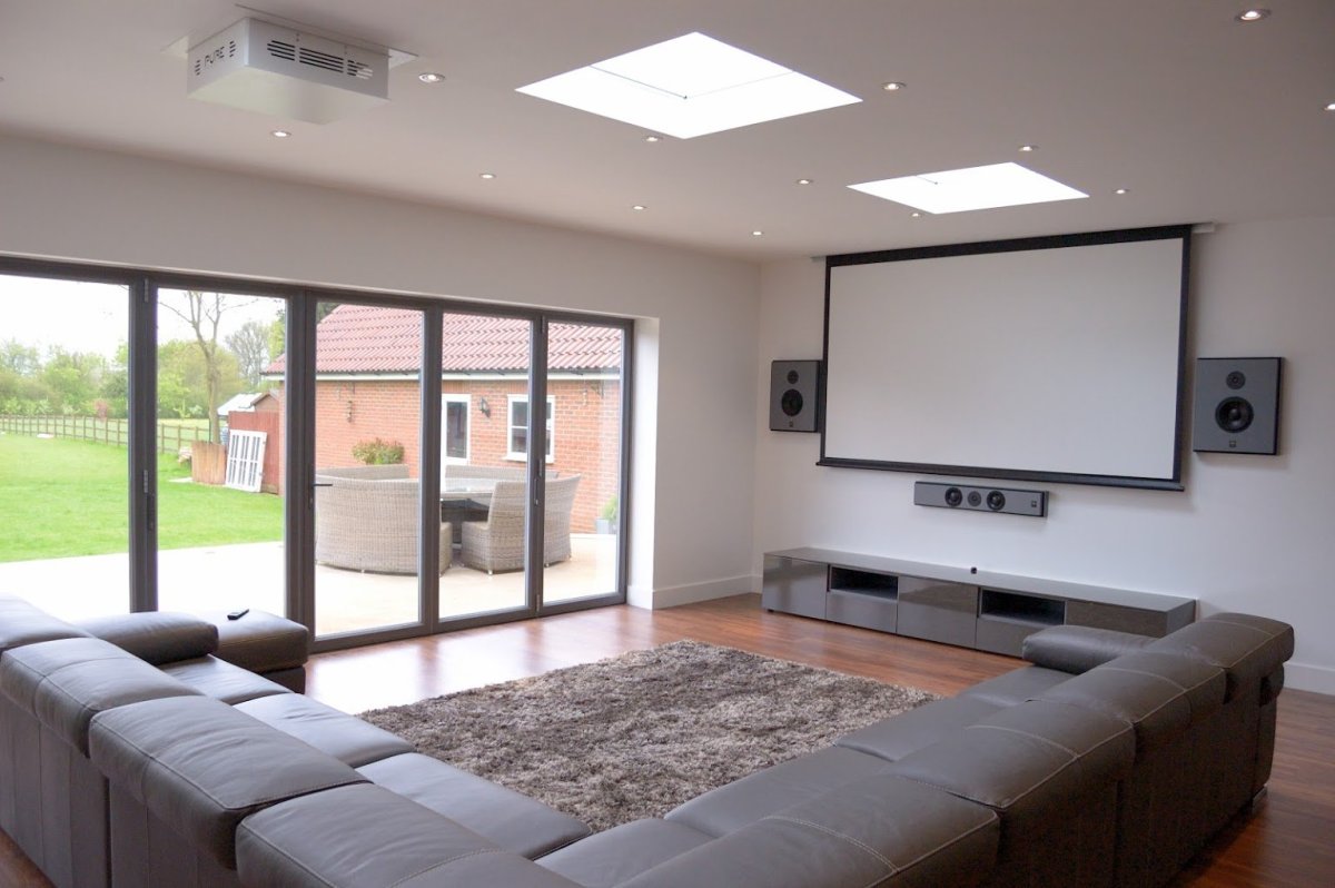 Экран для проектора в интерьере