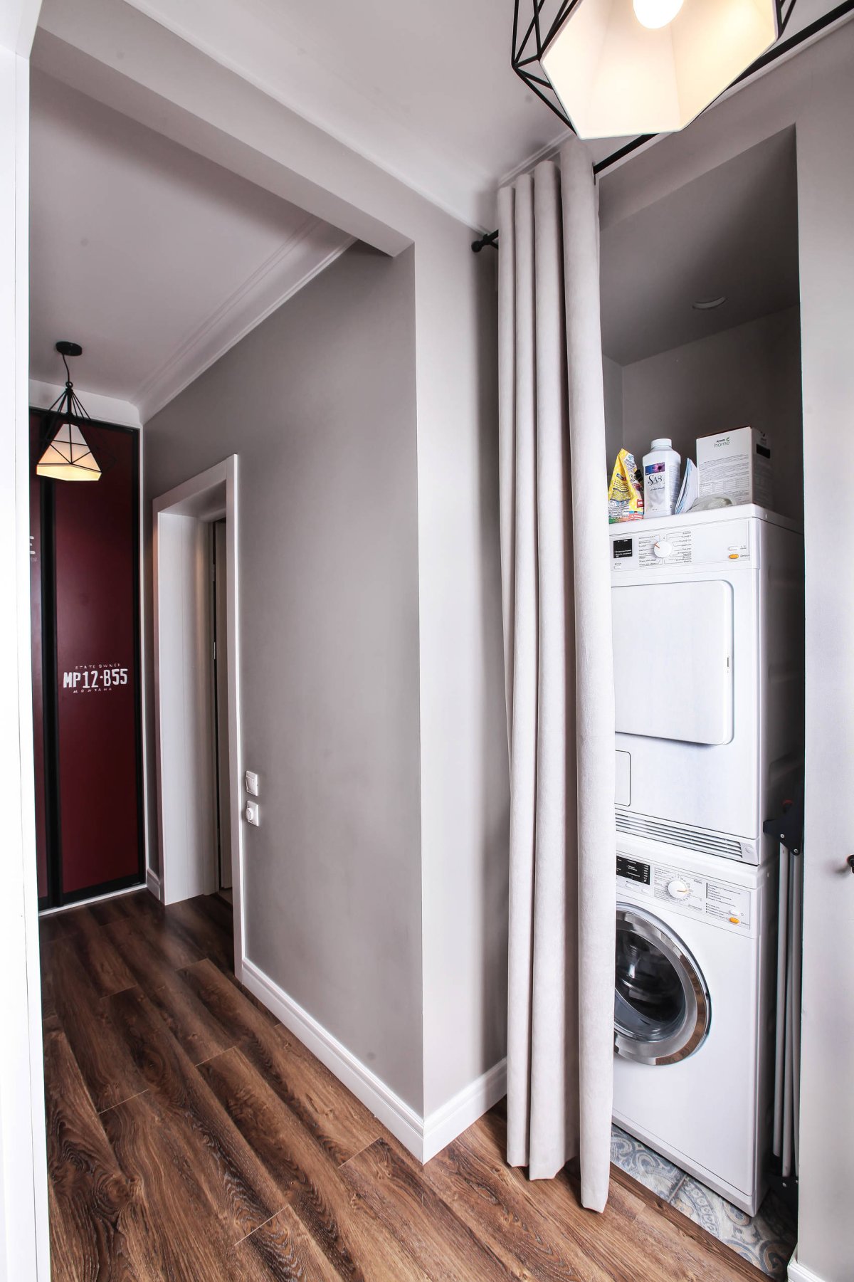 Стиральная машина в коридоре