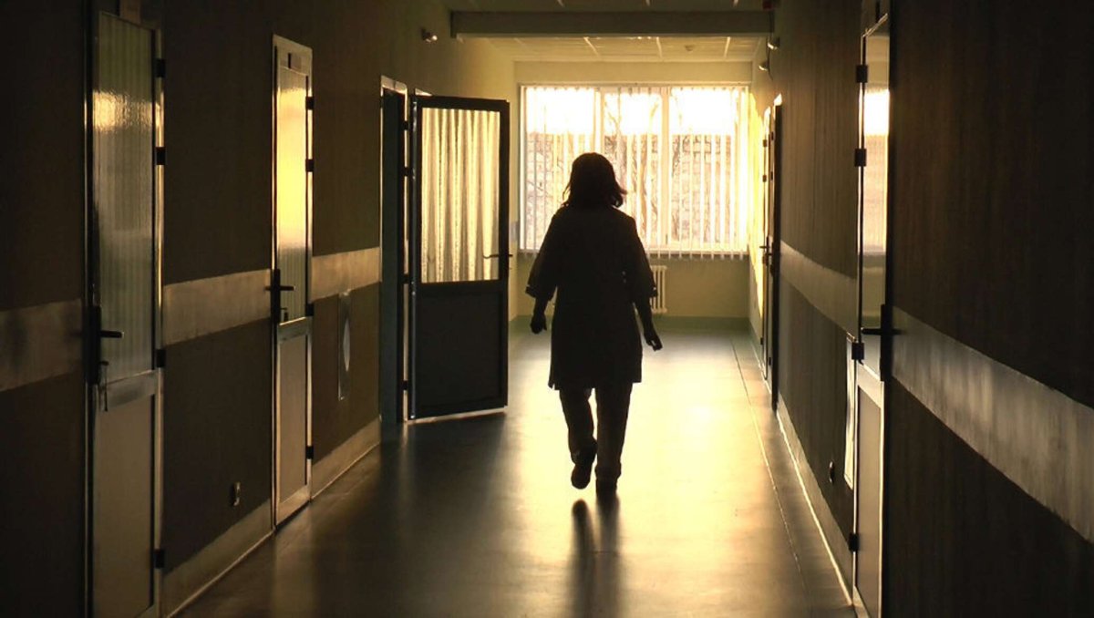 Девушка в коридоре больницы