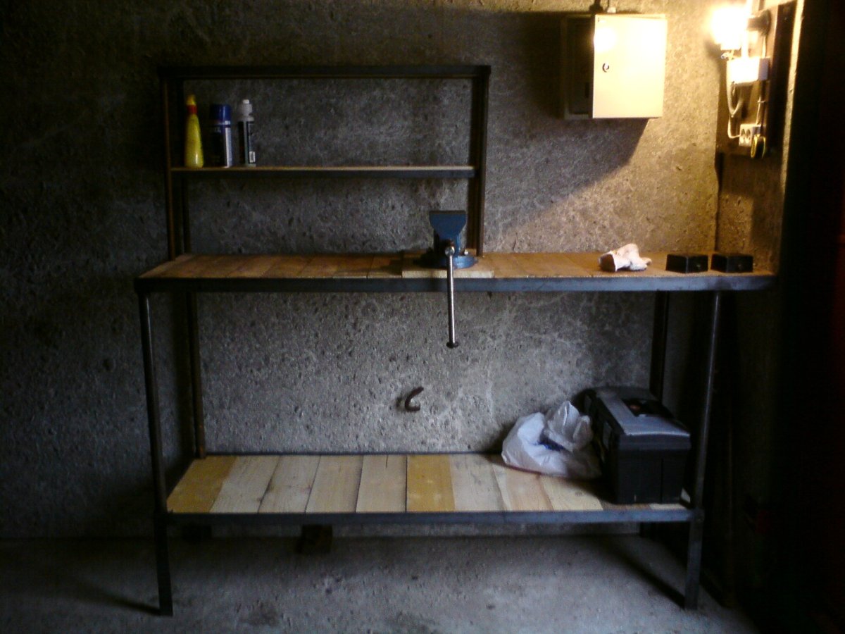 Угловой верстак в гараже