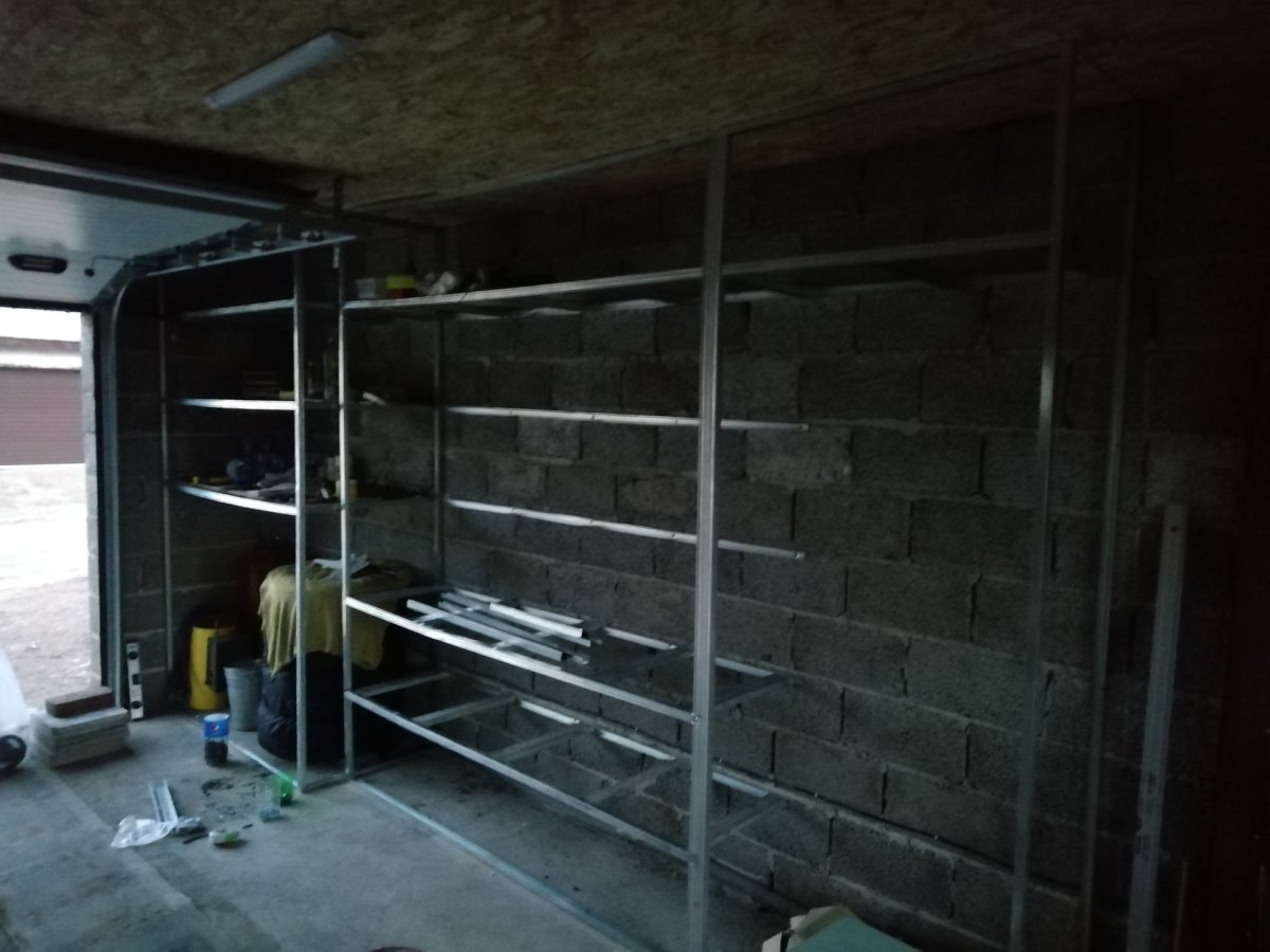 Стеллаж из профиля в гараж