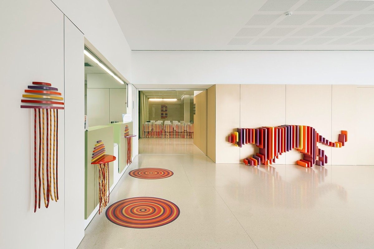 Холл в детском саду современный