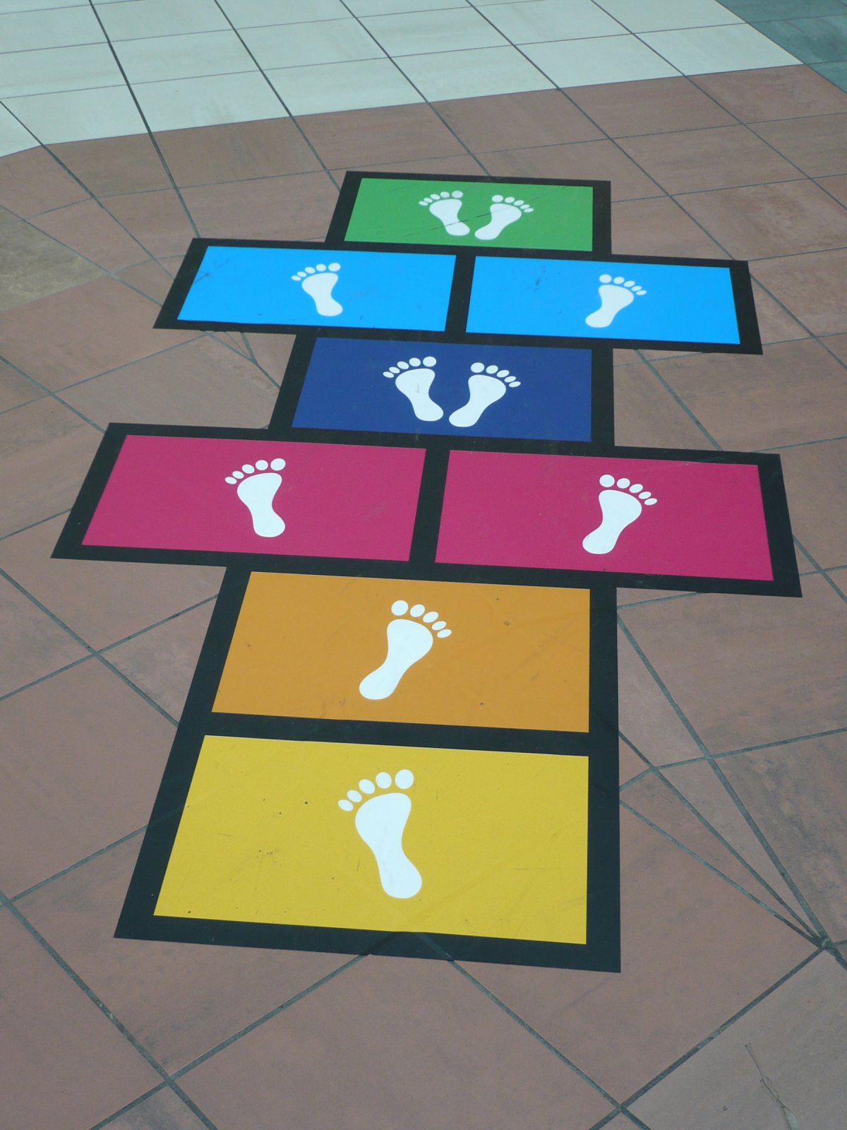 Классики на асфальте в детском