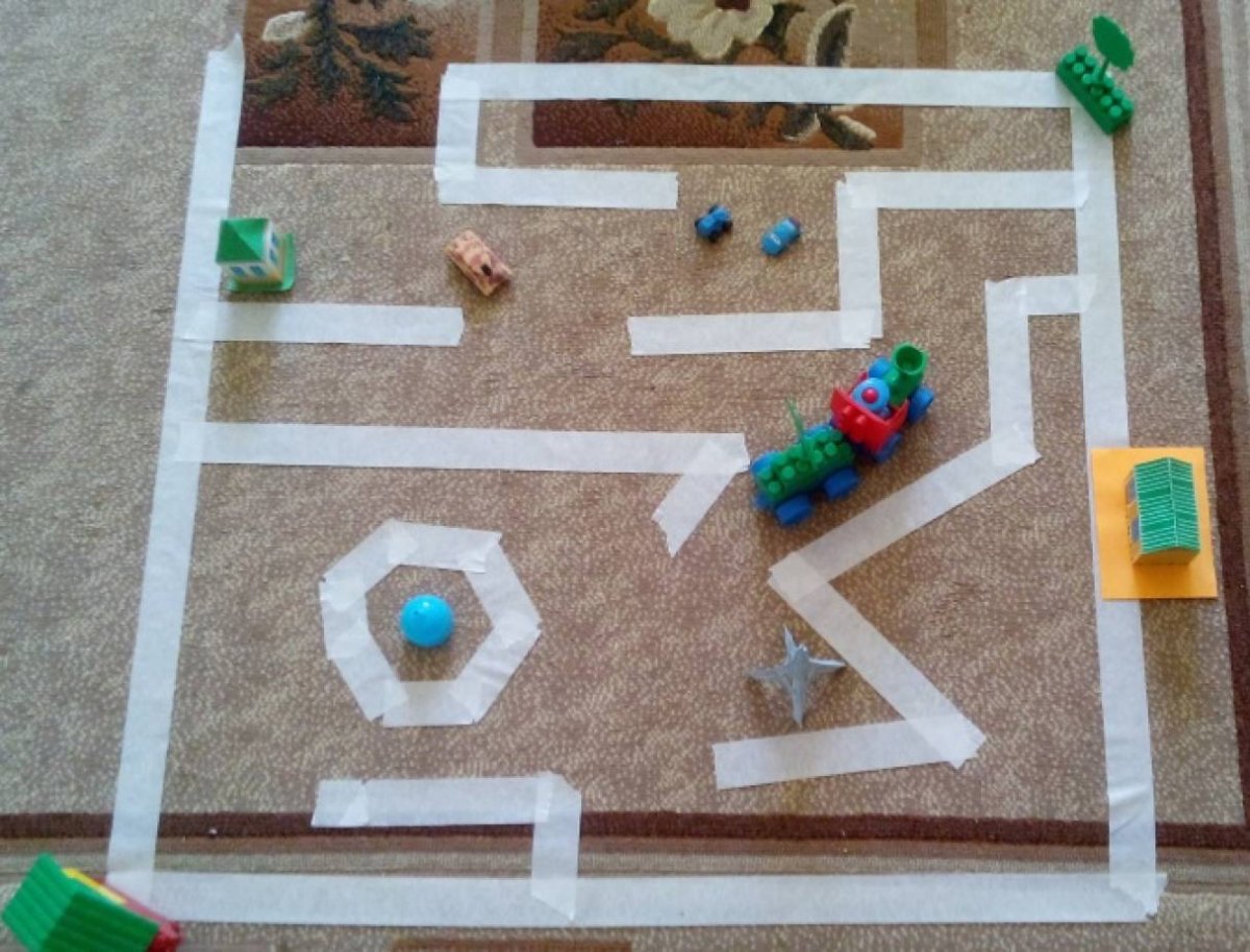 Лабиринты из изоленты в детском саду